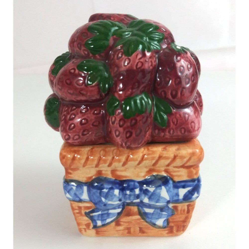 Vintage Basket Of Strawberries Salt & Pepper Shakers - Picture 1 of 11